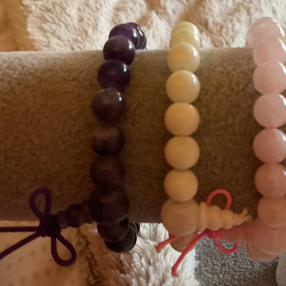 Set of 3 beaded stretch  bracelets in purple, pink and white - Picture 3 of 3